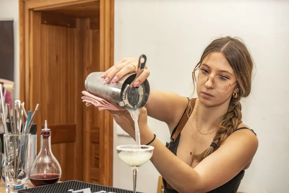 Studentka při odborné přípravě nápojů